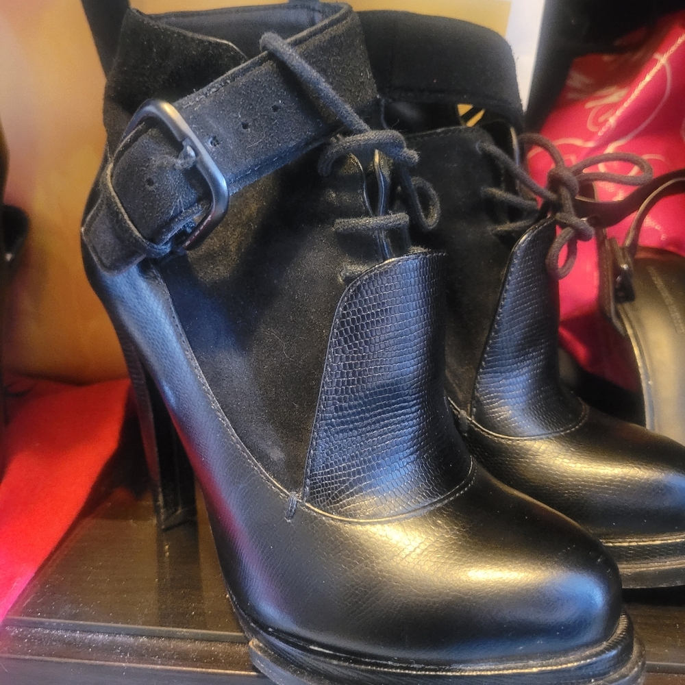 Boots - Picture 4 of 4